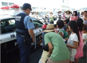 避難後、鎌倉警察署で交通安全教室とパトカー体験乗車を開催