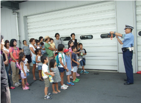 鎌倉警察署で避難訓練のお話しを聞くハリス幼稚園の園児